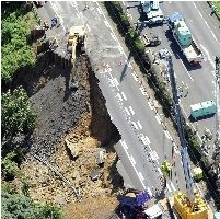 高速道路崩落状況